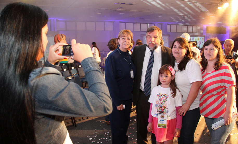 Flávio Arns participa da premiação do Programa Agrinho O governador em exercício Flávio Arns participou nesta sexta-feira (09), em Curitiba, da premiação do Programa Agrinho, desenvolvido pelo Serviço Nacional de Aprendizagem Rural (Senar-PR).