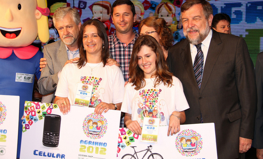 Flávio Arns participa da premiação do Programa Agrinho O governador em exercício Flávio Arns participou nesta sexta-feira (09), em Curitiba, da premiação do Programa Agrinho, desenvolvido pelo Serviço Nacional de Aprendizagem Rural (Senar-PR).