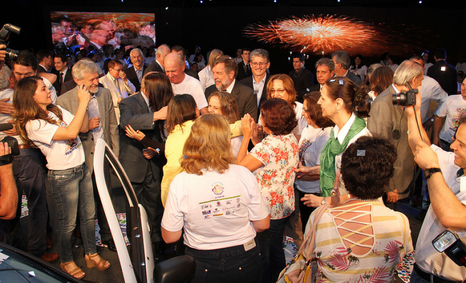 Flávio Arns participa da premiação do Programa Agrinho O governador em exercício Flávio Arns participou nesta sexta-feira (09), em Curitiba, da premiação do Programa Agrinho, desenvolvido pelo Serviço Nacional de Aprendizagem Rural (Senar-PR).