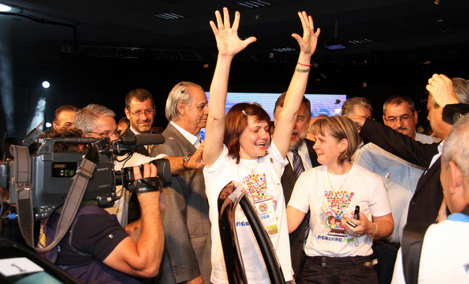 Flávio Arns participa da premiação do Programa Agrinho O governador em exercício Flávio Arns participou nesta sexta-feira (09), em Curitiba, da premiação do Programa Agrinho, desenvolvido pelo Serviço Nacional de Aprendizagem Rural (Senar-PR).