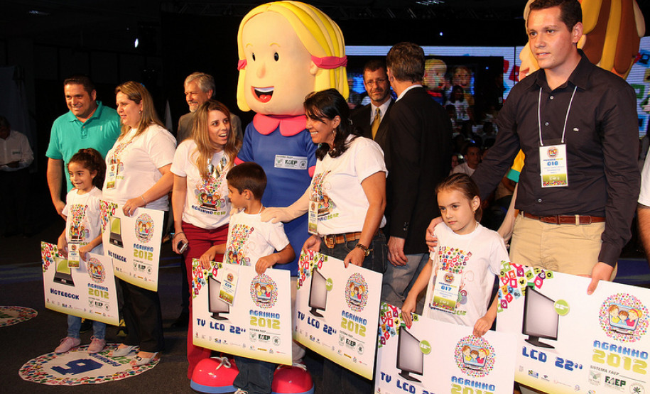 Flávio Arns participa da premiação do Programa Agrinho O governador em exercício Flávio Arns participou nesta sexta-feira (09), em Curitiba, da premiação do Programa Agrinho, desenvolvido pelo Serviço Nacional de Aprendizagem Rural (Senar-PR).