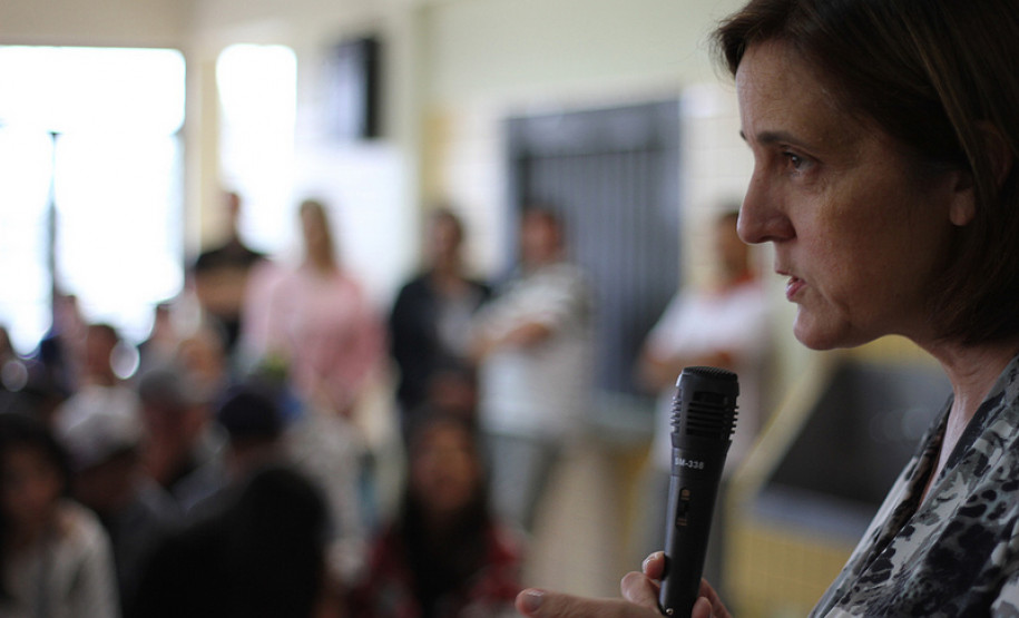O projeto “Trabalho: o Caminho que Liberta - Escola Cidadã” ganhou reforço de dois veículos para transporte dos internos da Colônia Penal Agroindustrial do Paraná (CPAI). Eles executam trabalhos de pintura e manutenção em escolas da rede pública estadual em Curitiba e região. As duas Kombi foram entregues pelo governador em exercício e secretário da Educação, Flávio Arns, e pela secretária da Justiça, Cidadania e Direitos Humanos, Maria Teresa Uille Gomes.