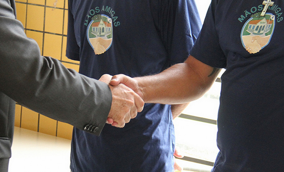 Arns cumprimenta internos da Colônia Penal Agroindustrial do Paraná (CPAI).