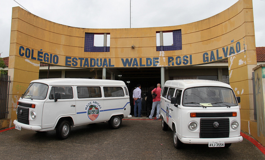 Duas Kombi entregues pelo governador em exercício e secretário da Educação, Flávio Arns, e pela secretária da Justiça, Cidadania e Direitos Humanos, Maria Teresa Uille Gomes.