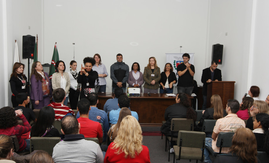 Instrutores de Libras estão reunidos em Curitiba para discutirem práticas pedagógicas que subsidiem o ensino da língua.