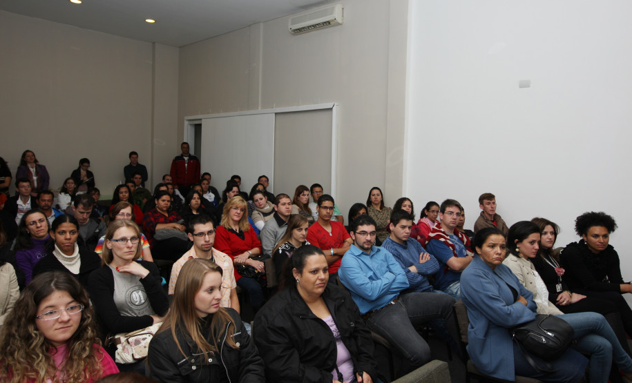 Instrutores de Libras estão reunidos em Curitiba para discutirem práticas pedagógicas que subsidiem o ensino da língua.
