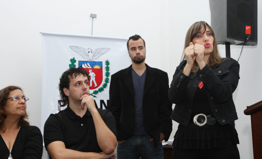 Instrutores de Libras estão reunidos em Curitiba para discutirem práticas pedagógicas que subsidiem o ensino da língua.