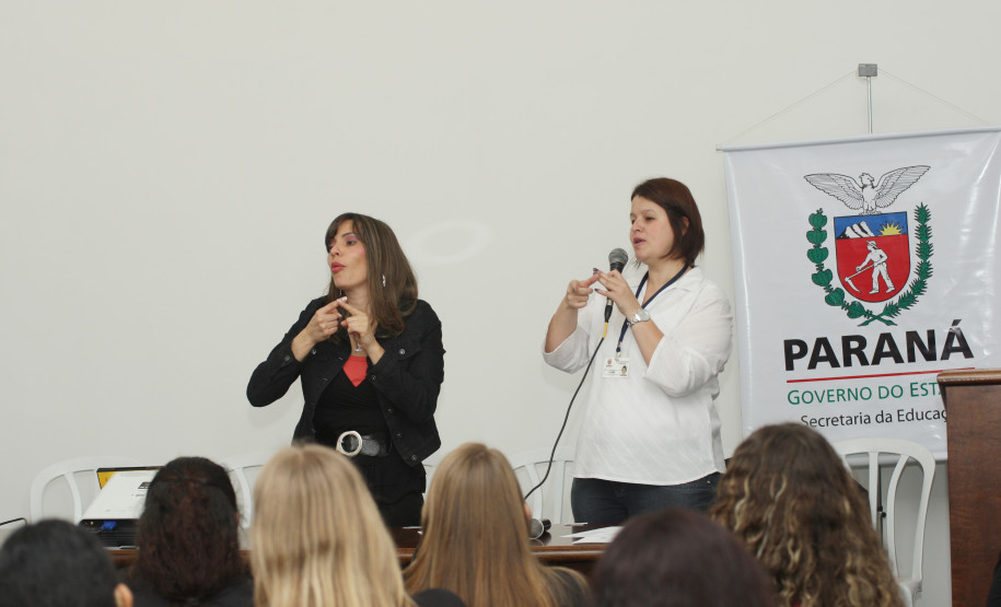Instrutores de Libras estão reunidos em Curitiba para discutirem práticas pedagógicas que subsidiem o ensino da língua.