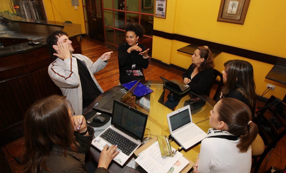 Instrutores de Libras estão reunidos em Curitiba para discutirem práticas pedagógicas que subsidiem o ensino da língua.