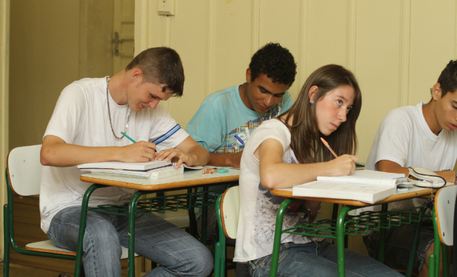 Colégio Estadual de Ensino Médio Prof. Rio Branco - Rua Bispo Bom José, 2426,Seminário, Curitiba-PR - Foto de arquivo.