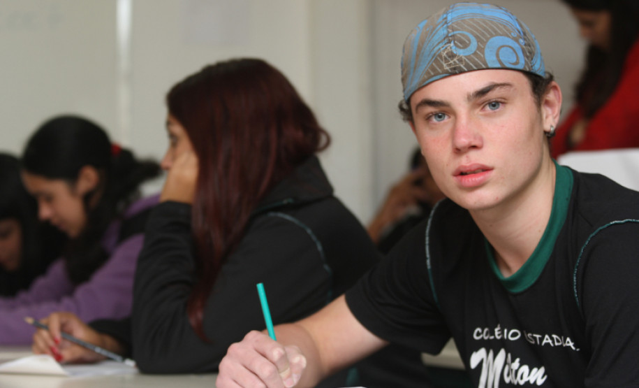 Curitiba, PR. 29 de abril de 2011 - Colégio Estadual Milton Carneiro - Rua Capitão Roberto Lopes Quintas, S/N, Alto Boqueirão. Foto de arquivo.