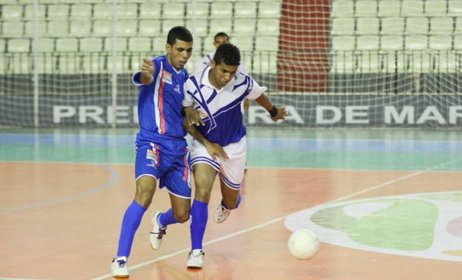 MARINGÁ-PR / XX OLIMPÍADAS ESPECIAÍS DAS APAES - GINÁSIO CHICO NETO - COMPETIÇÃO: FUTSAL - APAE - (Vitória/Espírito Santo) x APAE (Palmas/Tocantins), Os atletas (e) Rafael, (d) Daniel Dias, disputam lance - Foto: Giuliano Gomes