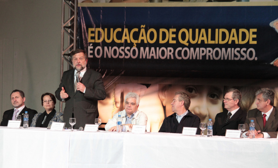 Aula inaugural do Curso de Licenciatura em Pedagogia para concluintes do Programa de Capacitação da Faculdade de Vizinhança Vale do Iguaçu (Vizivali) lotou no sábado (24) Canal da Música, em Curitiba. Foi iinício da solução de um problema que atingia 14 mil professores que não tinham os diplomas da faculdade reconhecidos.