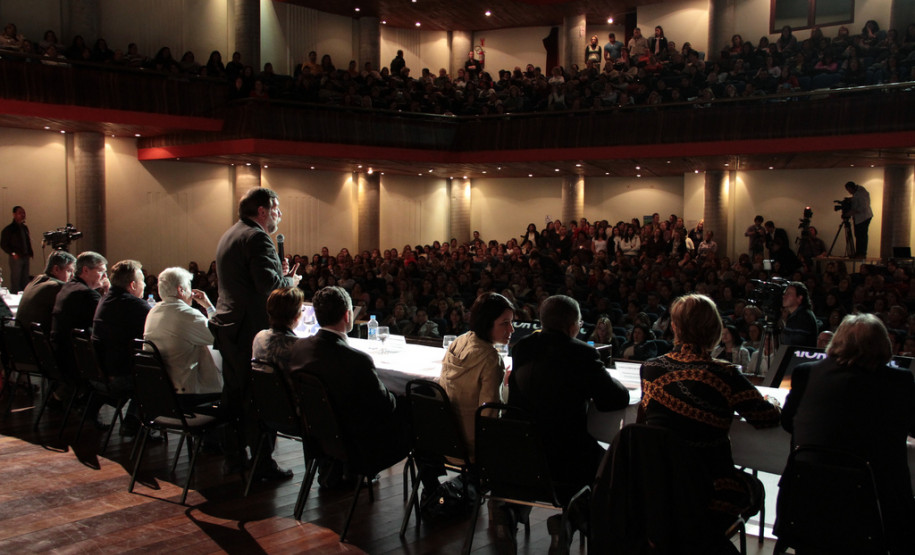 Aula inaugural do Curso de Licenciatura em Pedagogia para concluintes do Programa de Capacitação da Faculdade de Vizinhança Vale do Iguaçu (Vizivali) lotou no sábado (24) Canal da Música, em Curitiba. Foi iinício da solução de um problema que atingia 14 mil professores que não tinham os diplomas da faculdade reconhecidos.