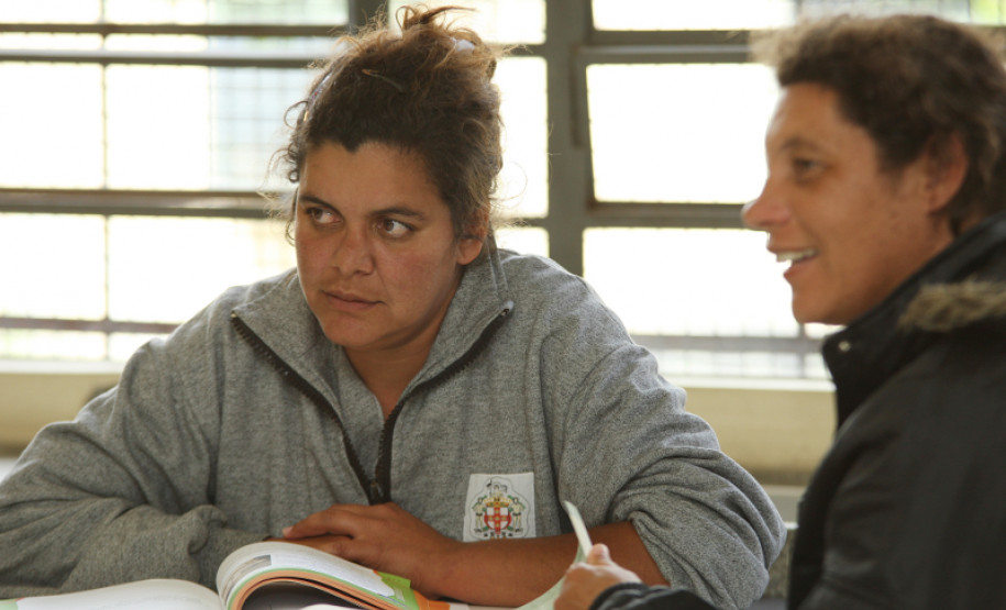 TATUQUARA-PR 14 DE NOVEMBRO DE 2012 - COLÉGIO ESTADUAL GUILHERME MARANHÃO - PARANÁ ALFABETIZADO - NA FOTO: Natalina Lechineski e Cleuza Alves de Almeida