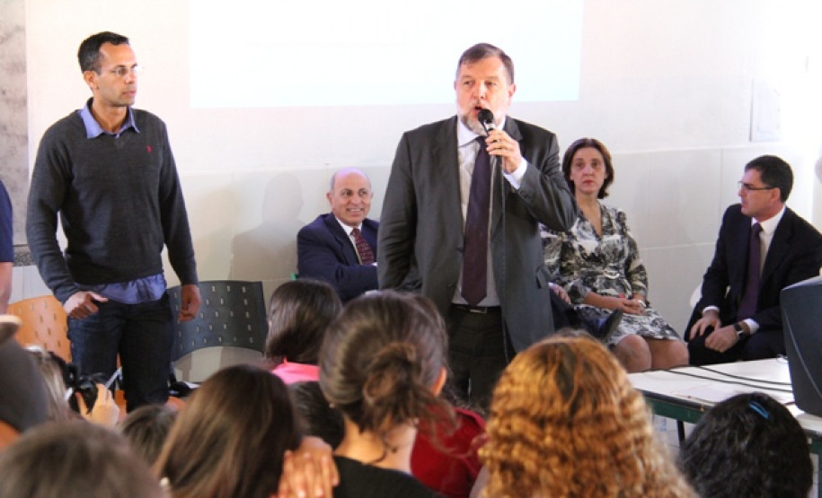 O vice-governador e secretário da Educação, Flávio Arns, juntamente com os secretários da Segurança Pública, Cid Vasques e da Justiça, Cidadania e Direitos Humanos, Maria Tereza Uille Gomes e o procurador-geral do Ministério Público do Paraná, Gilberto Giacoia, participam do lançamento nacional da Campanha Conte até 10, que aconteceu no Colégio Estadual Aníbal Khury Neto, em Curitiba.