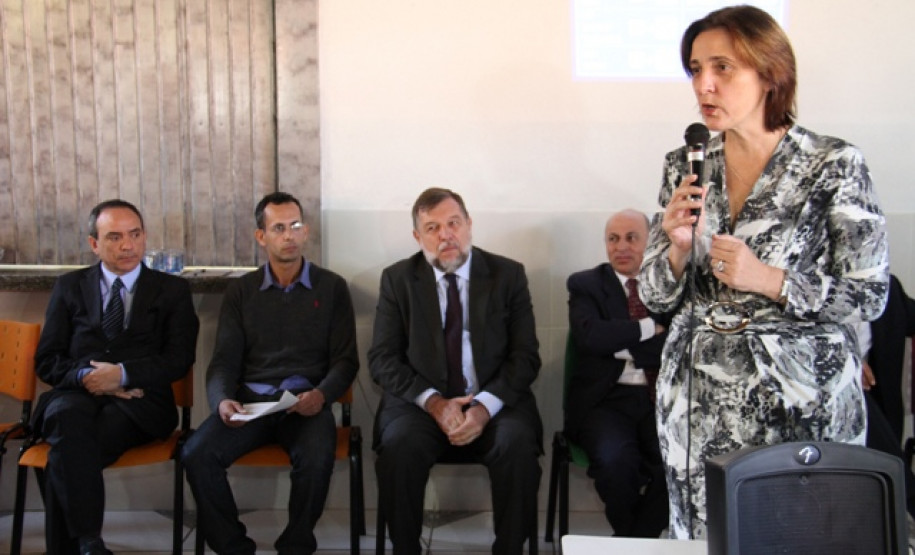 O vice-governador e secretário da Educação, Flávio Arns, juntamente com os secretários da Segurança Pública, Cid Vasques e da Justiça, Cidadania e Direitos Humanos, Maria Tereza Uille Gomes e o procurador-geral do Ministério Público do Paraná, Gilberto Giacoia, participam do lançamento nacional da Campanha Conte até 10, que aconteceu no Colégio Estadual Aníbal Khury Neto, em Curitiba.