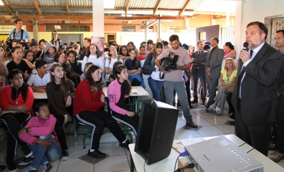 O vice-governador e secretário da Educação, Flávio Arns, juntamente com os secretários da Segurança Pública, Cid Vasques e da Justiça, Cidadania e Direitos Humanos, Maria Tereza Uille Gomes e o procurador-geral do Ministério Público do Paraná, Gilberto Giacoia, participam do lançamento nacional da Campanha Conte até 10, que aconteceu no Colégio Estadual Aníbal Khury Neto, em Curitiba.