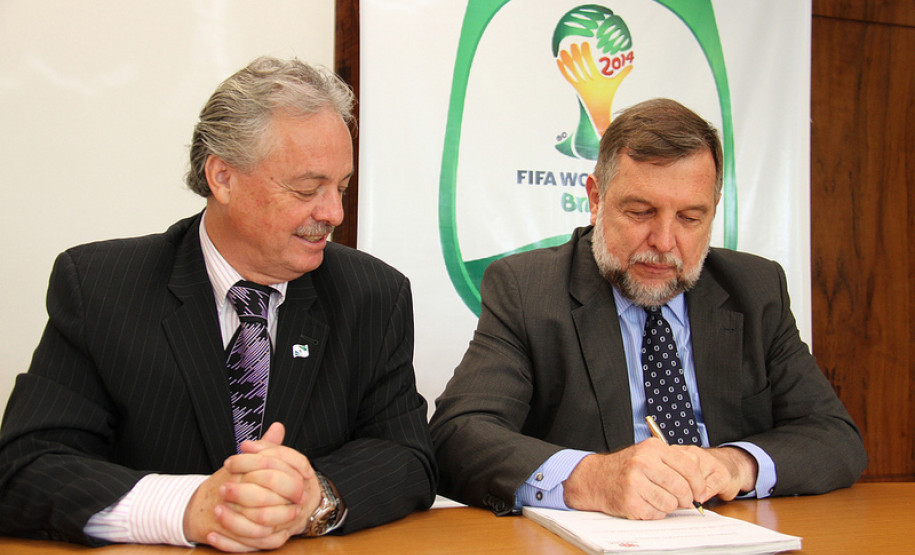 Secretário especial para Assuntos da Copa do Mundo Mário Celso Cunha e vice-governador e secretário da Educação Flávio Arns.