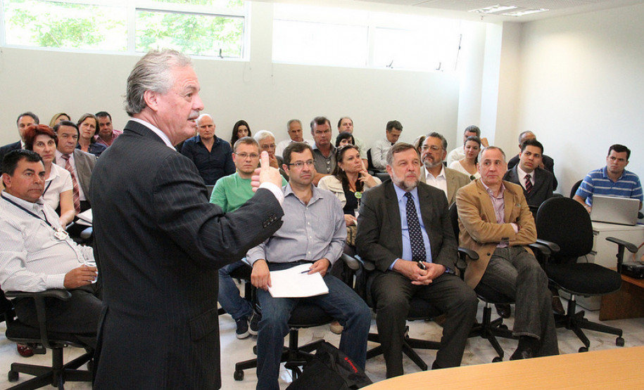 Secretário especial para Assuntos da Copa do Mundo Mário Celso Cunha e público do evento