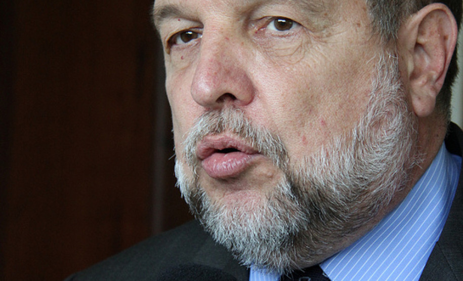 Vice-governador e secretário da Educação Flávio Arns em entrevista para a TV Band Curitiba