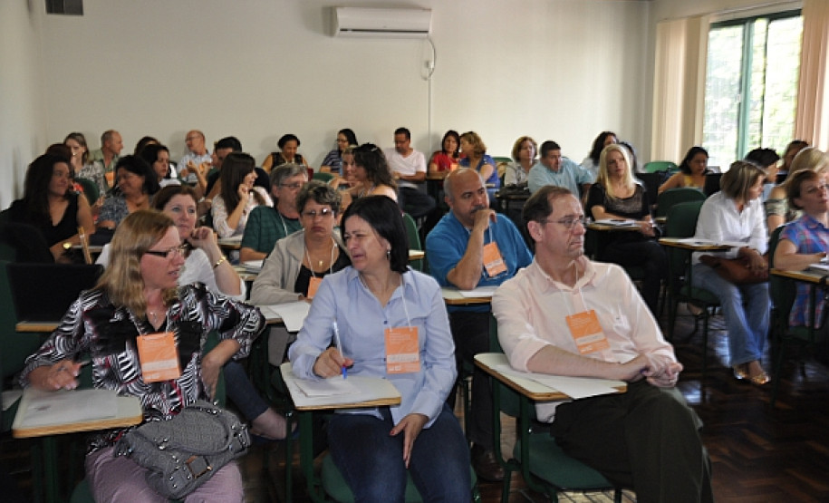 Diretores, professores, pedagogos e técnicos de estabelecimentos de ensino de nove Núcleos Regionais que oferecem ensino nas presídios do Paraná se reuniram nesta terça-feira (20), em Curitiba, para debater fortalecimento de ações para alfabetizar apenados.