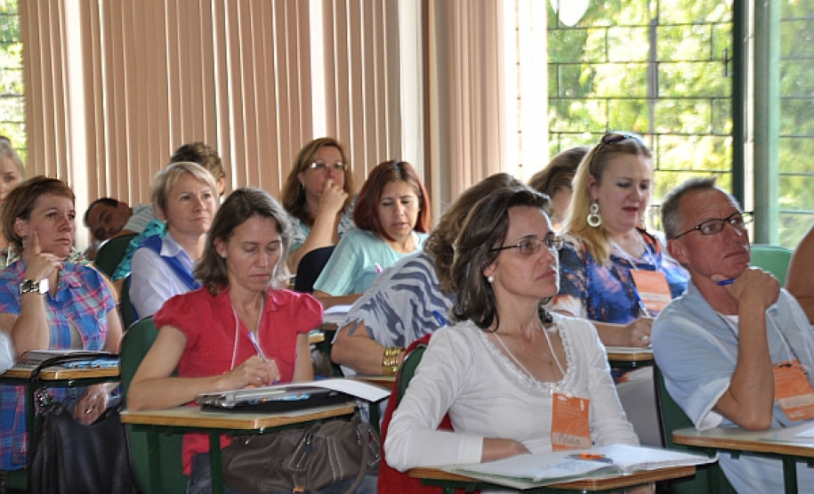 Diretores, professores, pedagogos e técnicos de estabelecimentos de ensino de nove Núcleos Regionais de Educação que oferecem ensino nas presídios do Paraná se reuniram nesta terça-feira (20), em Curitiba, para debater fortalecimento de ações para alfabetizar apenados.