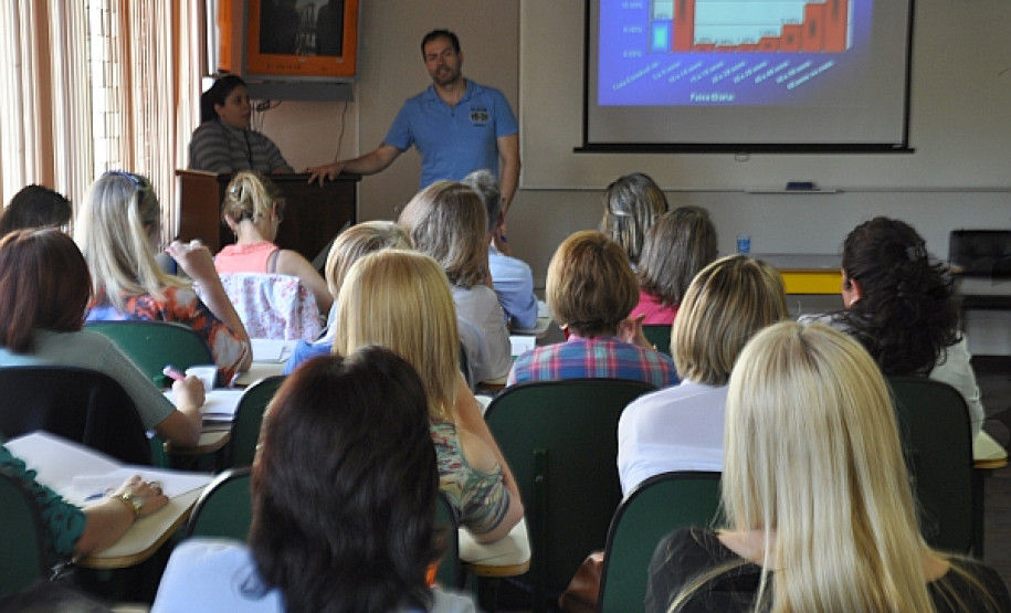 Diretores, professores, pedagogos e técnicos de estabelecimentos de ensino de nove Núcleos Regionais de Educação que oferecem ensino nas presídios do Paraná se reuniram nesta terça-feira (20), em Curitiba, para debater fortalecimento de ações para alfabetizar apenados.