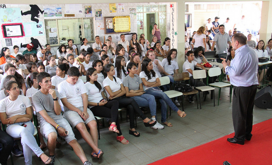 No Colégio Estadual Duque de Caxias, em Goioerê, Arns entregou duas novas salas de aula, realizada em convênio com a prefeitura e recursos repassados pelo Estado.