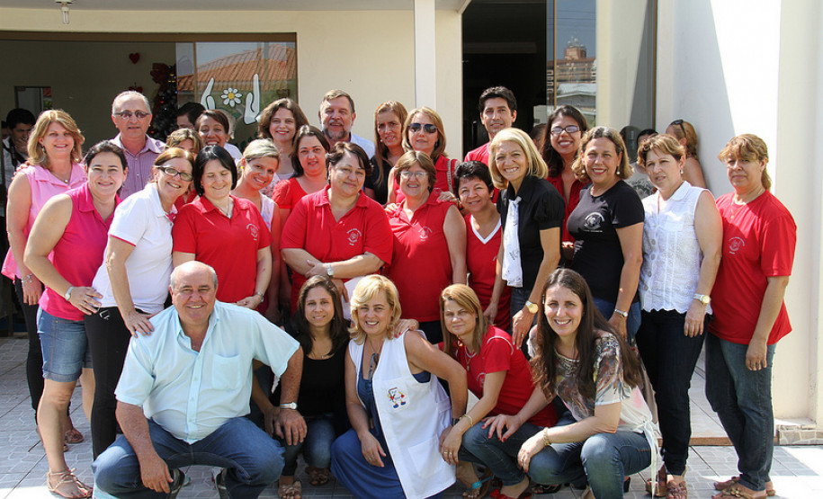 O ônibus foi entregue à Apae Padre Anchieta, de Goioerê. O veículo é totalmente adaptado para transportar os estudantes.