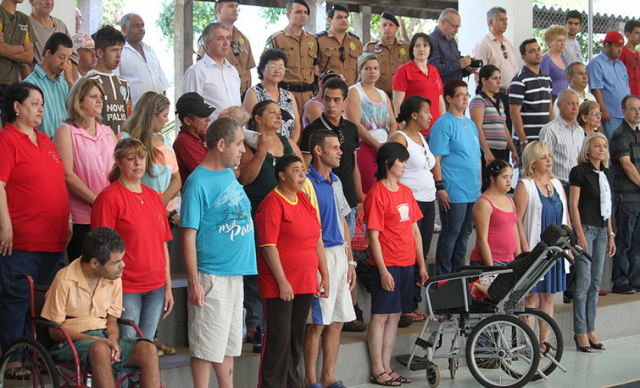 O ônibus foi entregue à Apae Padre Anchieta, de Goioerê. O veículo é totalmente adaptado para transportar os estudantes.