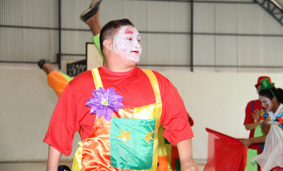 O ônibus foi entregue à Apae Padre Anchieta, de Goioerê. O veículo é totalmente adaptado para transportar os estudantes.