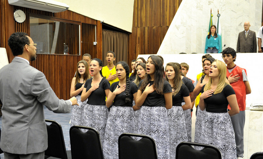 Alunos do professor Rubivan Rodrigues da Silveira, do município de Campo Largo, cantaram o Hino da África do Sul.