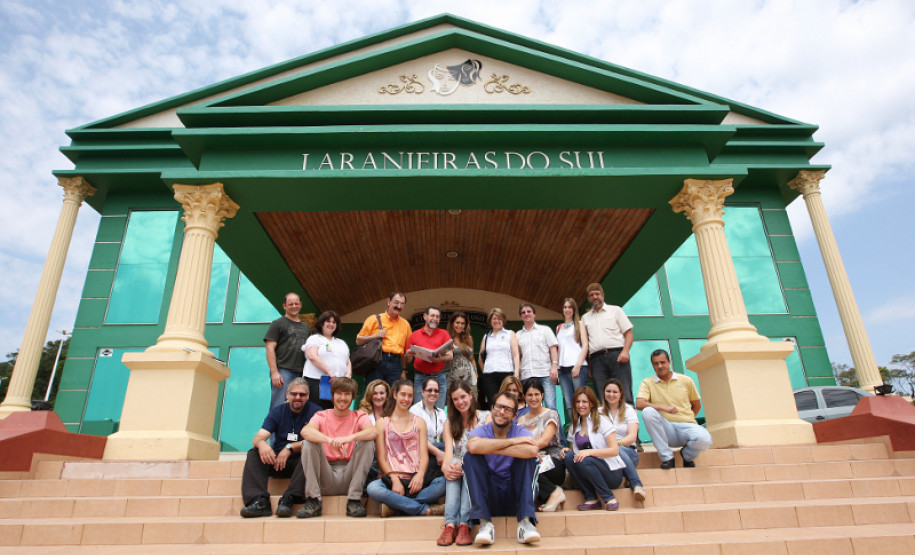 LARANJEIRAS DO SUL - CARAVANA DA POESIA - EQUIPE DA SEED E NRE LARANJEIRAS DO SUL - FOTO: GIULIANO GOMES/SEED