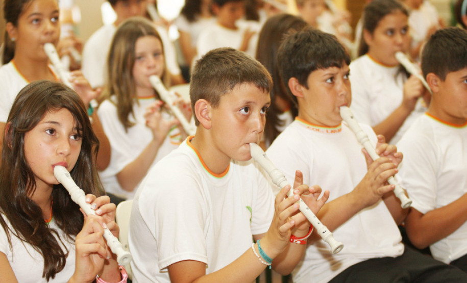 LARANJEIRAS DO SUL - CARAVANA DA POESIA - OFICINA MUSICALIZAÇÃO FLAUTA DOCE E CANTO, NO AUDITÓRIO DO COLÉGIO ESTADUAL LARANJEIRAS DO SUL-PR, COM WALMIR TEIXEIRA E LEONIR DANIEL - FOTO: GIULIANO GOMES/SEED