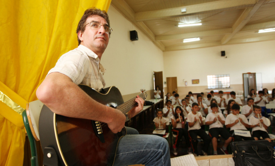 LARANJEIRAS DO SUL - CARAVANA DA POESIA - OFICINA MUSICALIZAÇÃO FLAUTA DOCE E CANTO, NO AUDITÓRIO DO COLÉGIO ESTADUAL LARANJEIRAS DO SUL-PR, COM WALMIR TEIXEIRA E LEONIR DANIEL - FOTO: GIULIANO GOMES/SEED