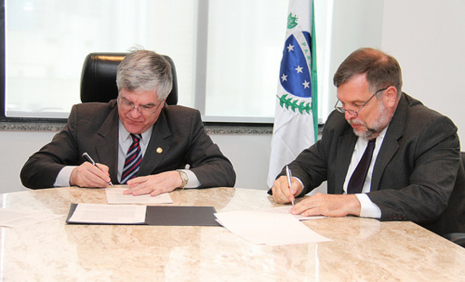 O vice-governador e secretário da Educação, Flávio Arns, participou nessa quarta-feira (21), em Curitiba, da assinatura do convênio do FICA . Parceria entre a Secretaria de Estado da Educação, Ministério Público do Paraná, Poder Judiciário e a Associação dos Conselhos Tutelares,  que busca promover ações para enfrentar evasão de alunos das instituições de ensino em todo Paraná.