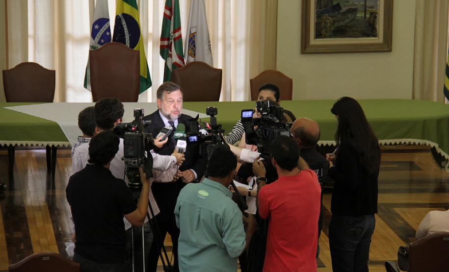 Vice-governador e secretário da Educação Flávio Arns em coletiva sobre o Sistema de Avaliação da Educação Básica do Paraná, no salão nobre do Colégio Estadual do Paraná.