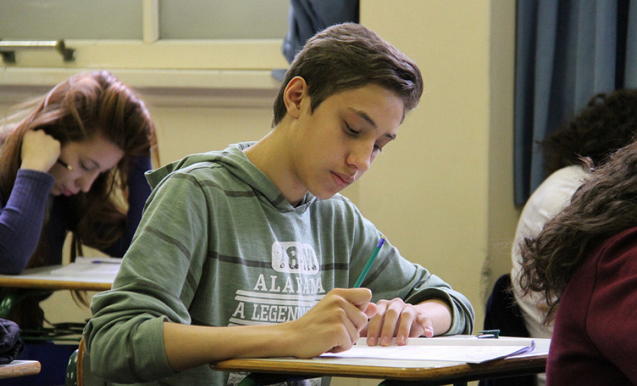 Alunos do terceiro ano do Ensino Médio do Colégio Estadual do Paraná fazendo a prova do Sistema de Avaliação da Educação Básica do Paraná.