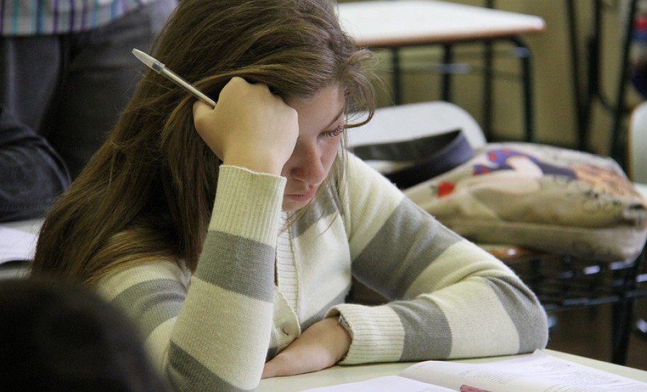 Alunos do terceiro ano do Ensino Médio do Colégio Estadual do Paraná fazendo a prova do Sistema de Avaliação da Educação Básica do Paraná.