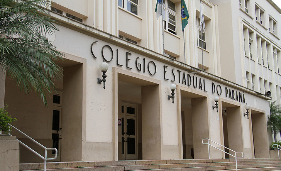 Fachada do Colégio Estadual do Paraná.