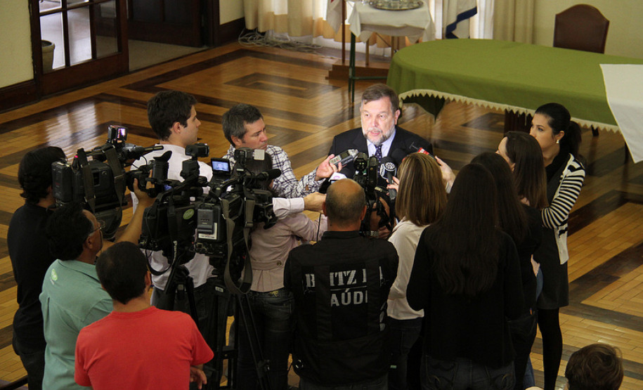 Vice-governador e secretário da Educação Flávio Arns em coletiva sobre o Sistema de Avaliação da Educação Básica do Paraná, no salão nobre do Colégio Estadual do Paraná.