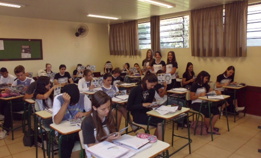 Eles produziram ao longo do ano e publicaram esse mês um jornal no idioma e uma revista em quadrinhos. Professores e alunos perceberam que poderiam explorar ainda mais o idioma e colocá-lo em prática.
