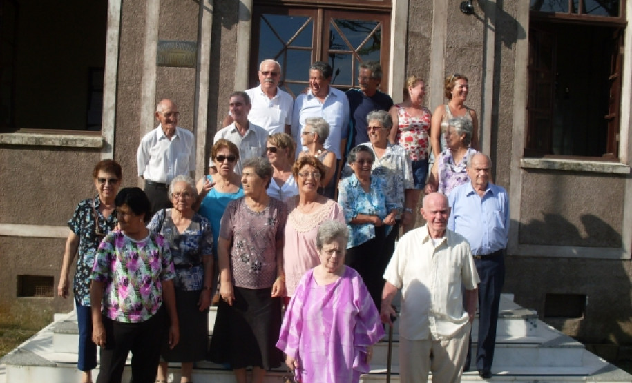 Ex-funcionários, ex-professores e ex-alunos do Centro Estadual de Educação Profissional Brasílio Machado, em Antonina.