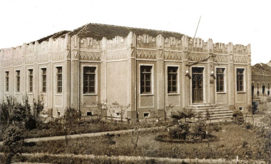 Foto antiga do prédio onde funciona o Centro Estadual de Educação Profissional Brasílio Machado, em Antonina.