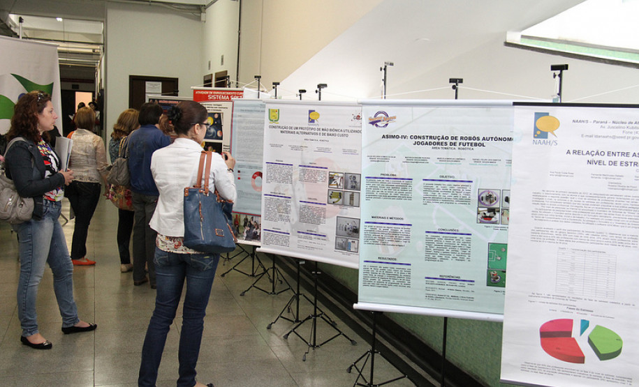 Cerca de 250 professores da rede pública municipal e estadual de educação e alunos da Universidade Federal do Paraná, participaram nesta segunda-feira (26), em Curitiba, da abertura do 5º Seminário de Altas Habilidades/Superdotação da Universidade Federal do Paraná e 1º Seminário Estadual de Altas Habilidades/Superdotação.