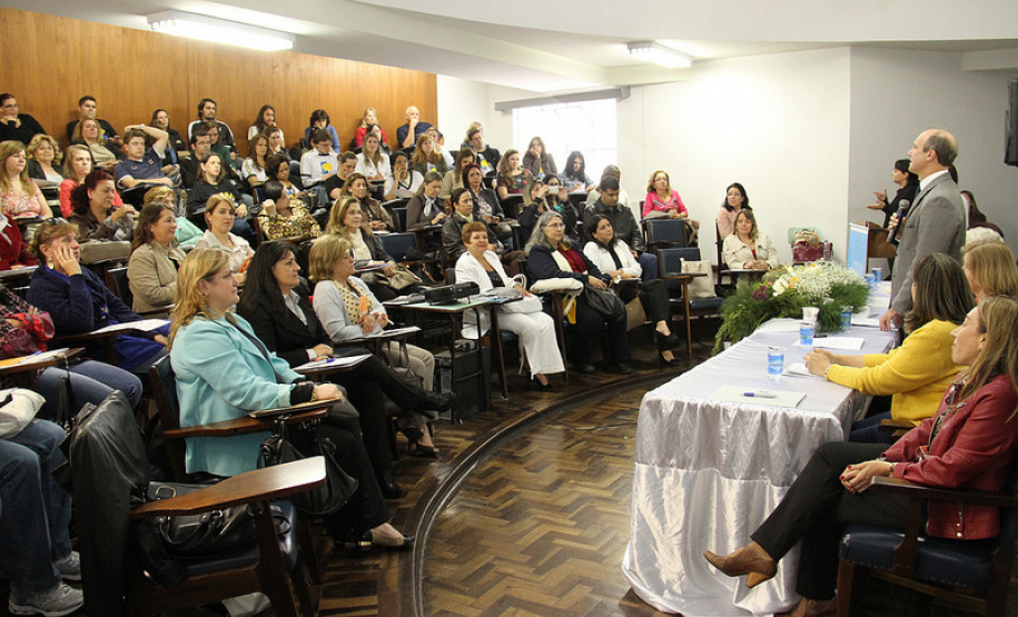 A formação continuada é uma parceria entre Secretaria de Estado da Educação (SEED) e Universidade Federal do Paraná (UFPR), que prevê ações de atendimento especializado às pessoas com necessidades especiais em todos os níveis de ensino. O seminário, que termina nesta terça-feira (27) iniciou suas atividades com uma reunião técnica na SEED para os professores estaduais que atuam nas salas de recursos para o atendimento dos alunos com altas habilidades/superdotação.
