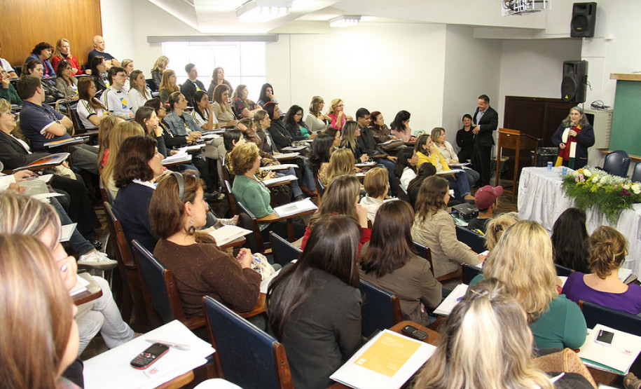 A formação continuada é uma parceria entre Secretaria de Estado da Educação (SEED) e Universidade Federal do Paraná (UFPR), que prevê ações de atendimento especializado às pessoas com necessidades especiais em todos os níveis de ensino. O seminário, que termina nesta terça-feira (27) iniciou suas atividades com uma reunião técnica na SEED para os professores estaduais que atuam nas salas de recursos para o atendimento dos alunos com altas habilidades/superdotação.