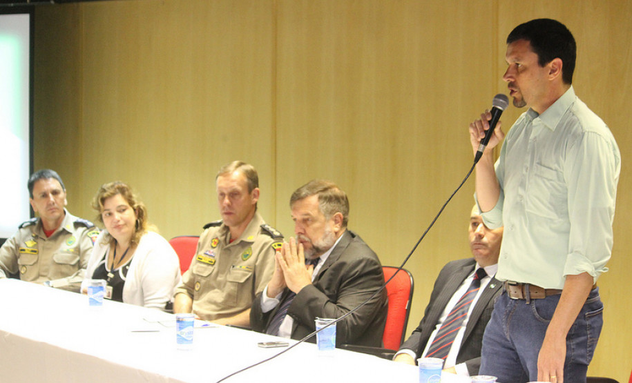 Também participaram da reunião o secretário-chefe da Casa Militar, coronel Adilson Castilho Casitas; o vice-comandante do Corpo de Bombeiros, coronel Simiano; o tenente-coronel Riske, da Defesa Civil Estadual, e o chefe do Núcleo Regional de Educação de Curitiba, Maurício Pastor (de pé)