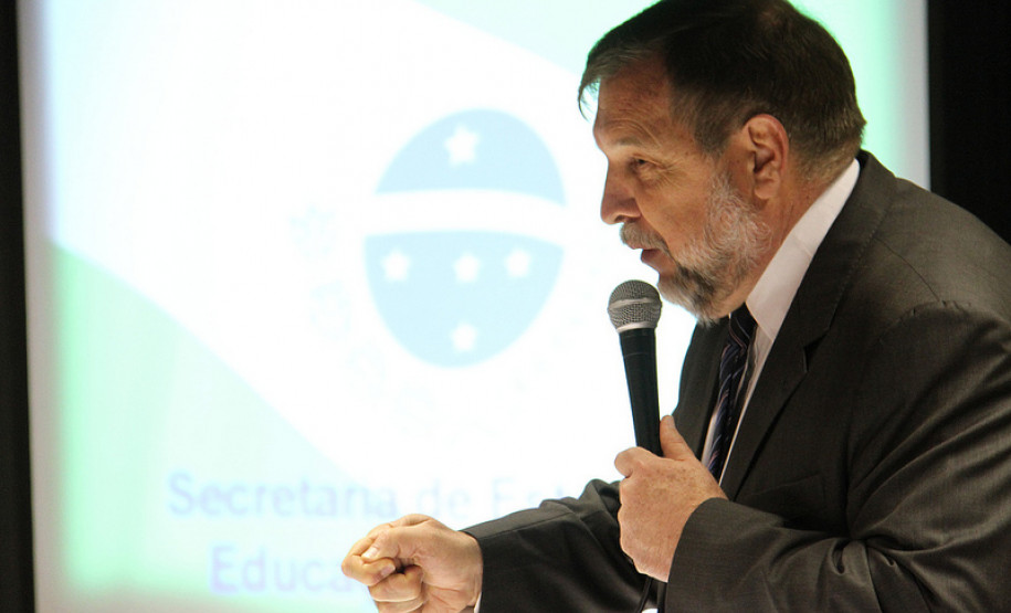 O anúncio feito pelo vice-governador e secretário de Estado da Educação, Flávio Arns, durante reunião de capacitação do Programa Brigadas Escolares – Defesa Civil na Escola, terça-feira (27), em Curitiba.